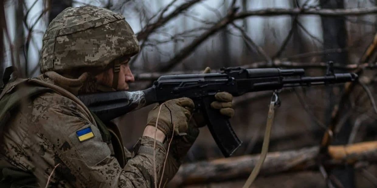 Український захисник з автоматом. Фото: 116 ОМБр