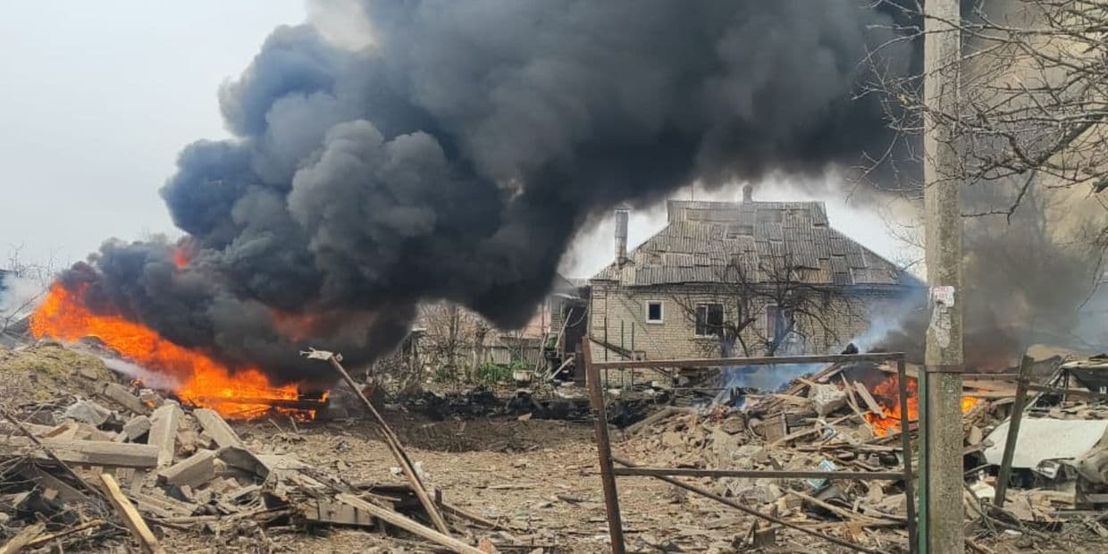 Наслідки російського бомбового удару по Дружківці. Фото: ДСНС Донеччини