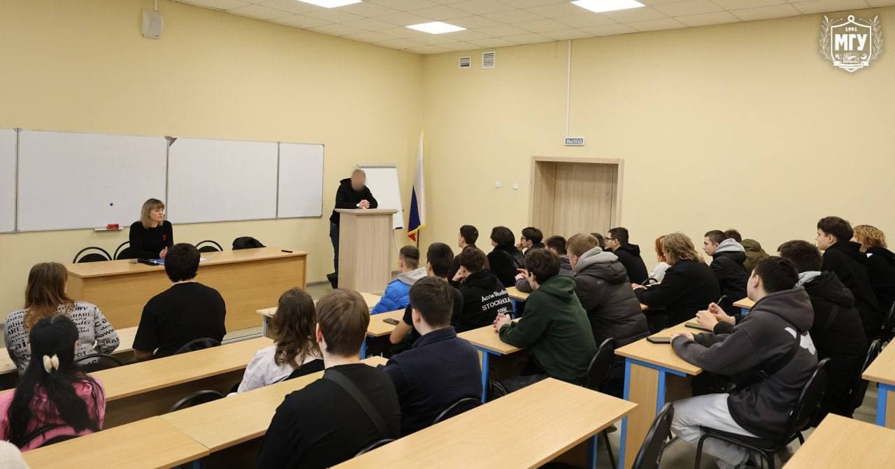 <em>В окупованому Маріуполі загарбники вербують студентів до армії. Фото: з посту міської ради Маріуполя</em>