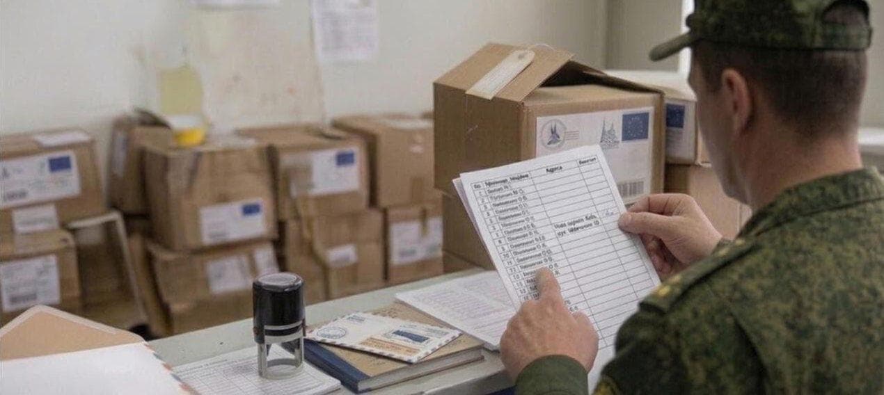 <em>У так званій "лнр" окупанти змушують працівників пошти передавати дані про людей, які отримують посилки з-за кордону. Фото з посту в Телеграм рух спротиву "Жовта Стрічка".</em>