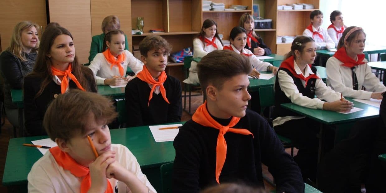 Школярі окупованого Алчевська. Фото з відкритих джерел