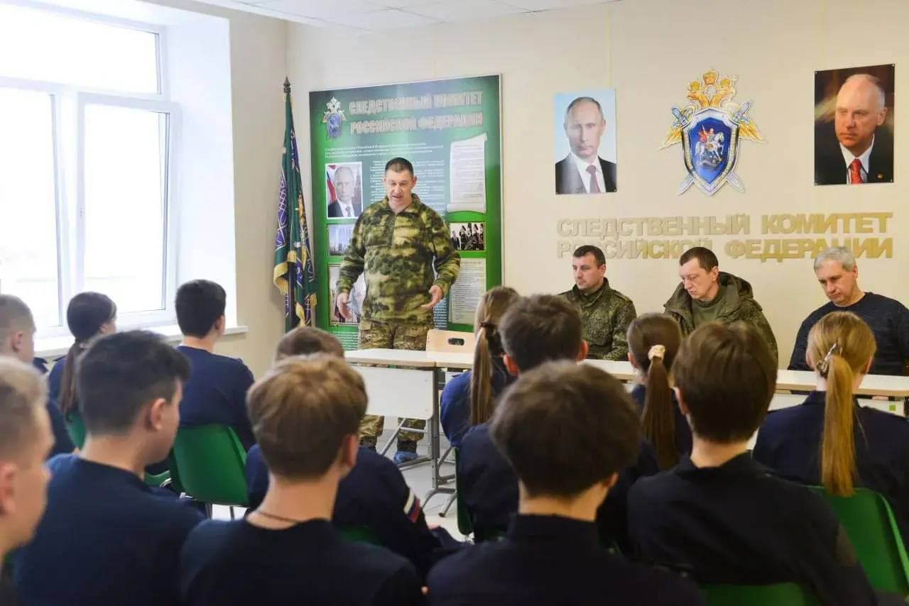 Мілітаризація дітей та пропаганда на окупованій Луганщині. Фото з відкритих джерел