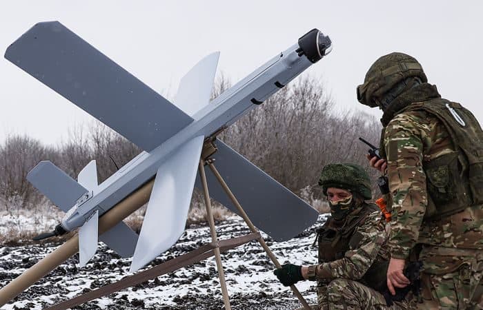 Бійці російської окупаційної армії з дроном. Фото з відкритих джерел