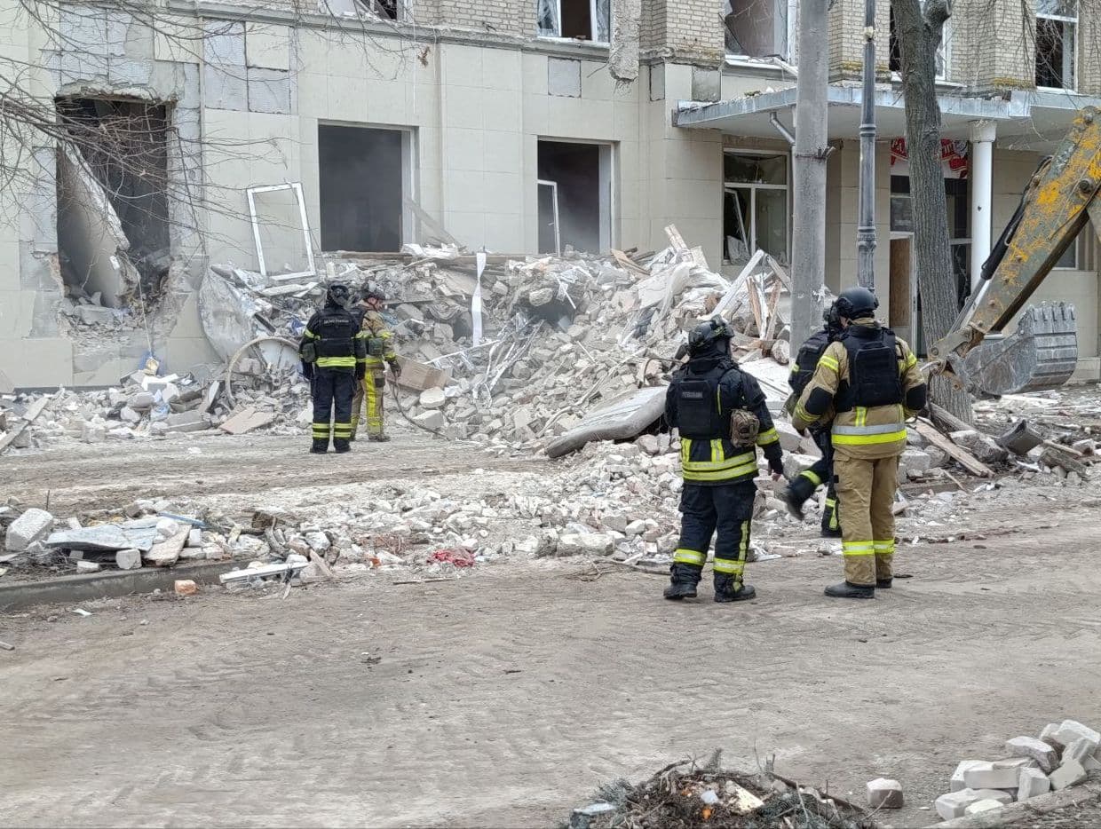 Ліквідація наслідків удару по середмістю Дружківки 2 березня 2026 року. Фото: Telegram/Андрій Панков