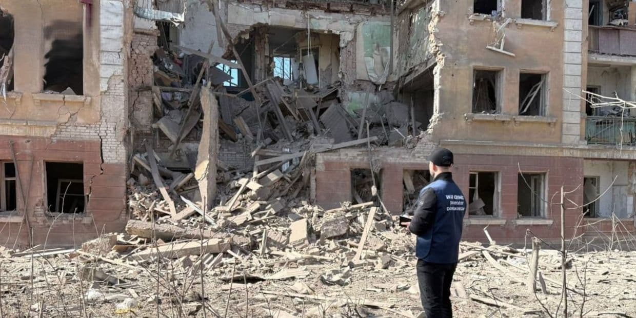 Наслідки російського бомбового удару по Слов'янську 10 березня 2026 року. Фото: Прокуратура України