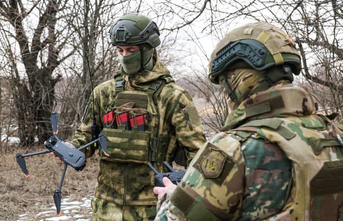 Бійці російської окупаційної армії з дроном. Фото з відкритих джерел