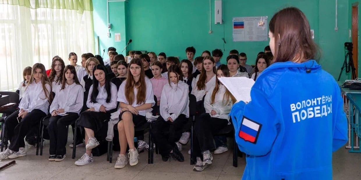 Учні 8-9 класів Луганської школи під час так званого "уроку мужності від "Волонтьорів побєди". Фото з відкритих джерел