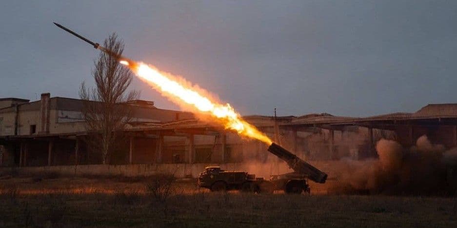 Стріляє РСЗВ. Фото: 26 ОАБр