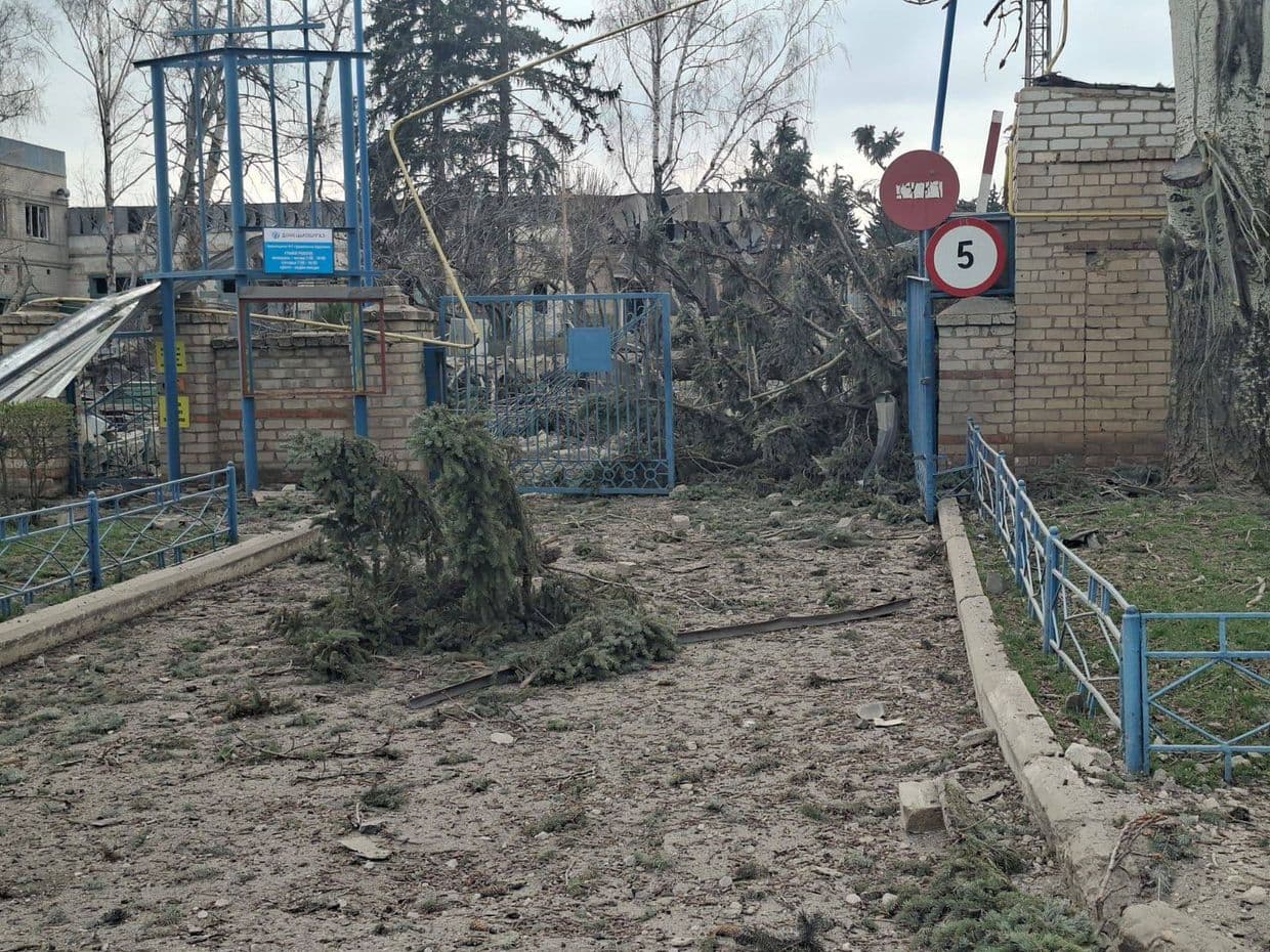 Росіяни вдарили по території Дружківського відділення Краматорського управління газового господарства. Фото: Донецькоблгаз