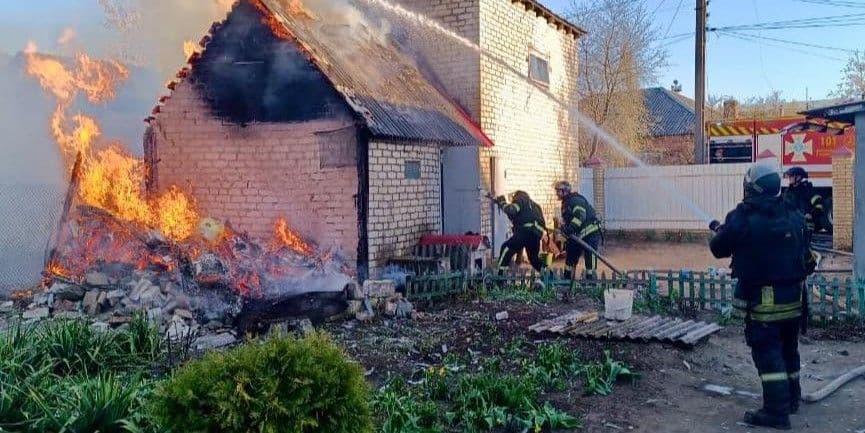 Гасіння пожежі у Слов'янську 6 квітня 2026 року. Фото: ДСНС Донеччини