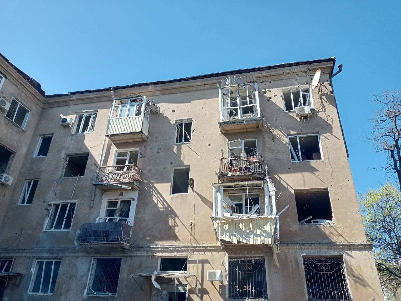 Наслідки російського обстрілу Донеччини 6 квітня 2026 року. Фото: Facebook/Вадим Філашкін
