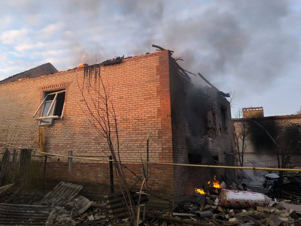 Наслідки російського удару по Слов'янську 11 квітня 2026 року. Фото: ДСНС Донеччини