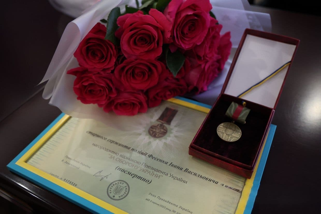 Родині загиблого поліціянта Івана Фесенка вручили посмертну державну нагороду. Фото: НПУ