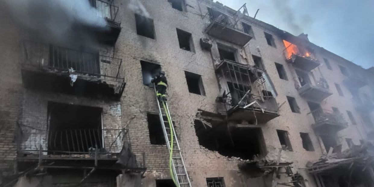 Ліквідація наслідків російського авіаудару ФАБ-1500 по Слов'янську 15 квітня 2026 року. Фото: ДСНС Донеччини