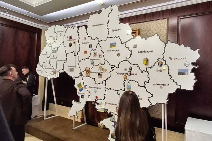 Інтерактивна інсталяція на ІІ Міжнародному форумі згуртованості в Києві, що відображала унікальність регіонів України через символи їх ідентичності, партнерств і досягнень. Фото: Facebook/Олексій Харченко