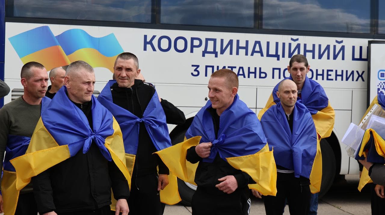 193 українські воїни повертаються додому в межах обміну, 24 квітня 2026 року. Фото: КШППВ