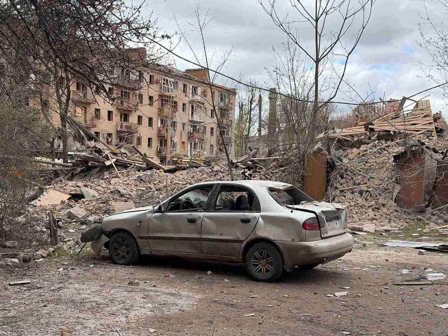 <em>Наслідки російського авіаудару бомбою ФАБ-1500 по Слов'янську 15 квітня 2026 року. Фото: Місії "Проліска"</em>