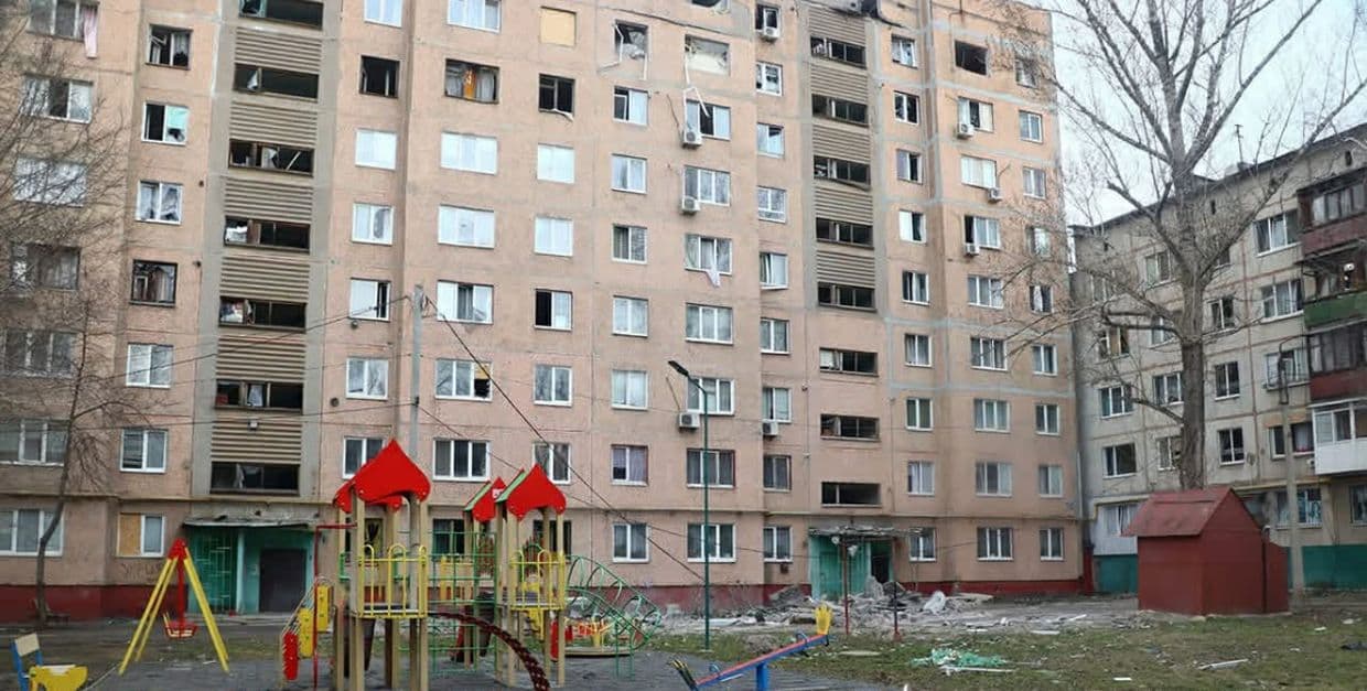 <em>Дитячий майданчик біля будинку в Дружківці, який пошкоджено ворожими обстрілами. Фото, ілюстративне: поліції Донеччини</em>