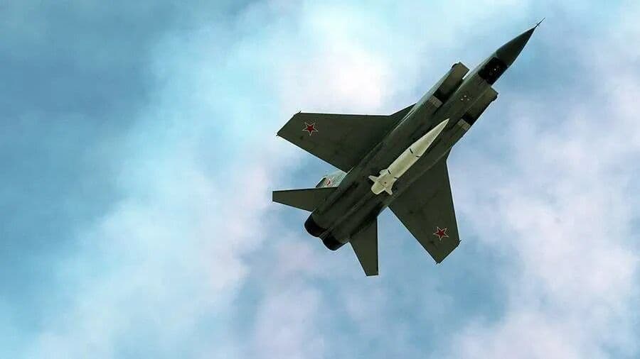 Російський бойовий літак МіГ-31К із гіперзвуковою аеробалістичною ракетою Х-47М2 "Кінжал". Фото з відкритих джерел