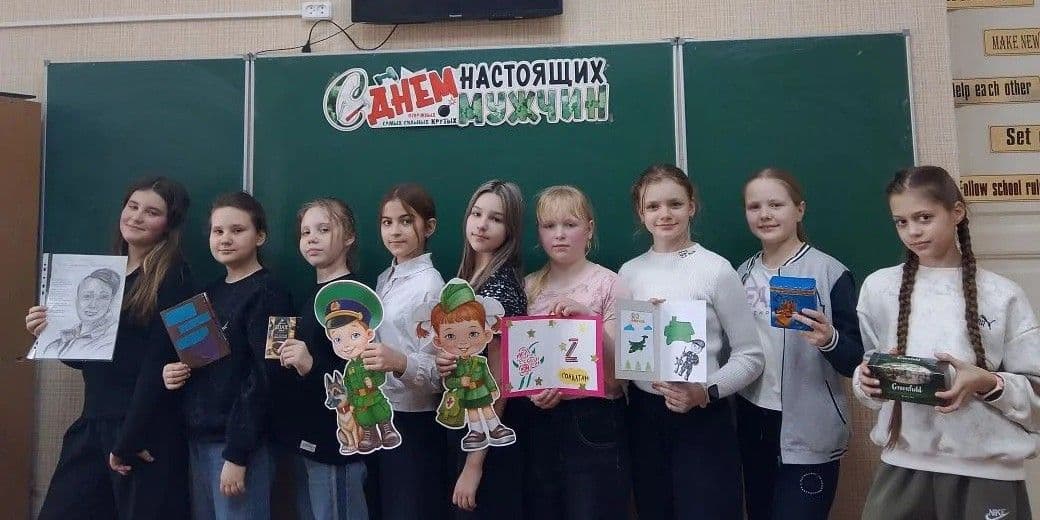 Ученіці окупованої Старобільської середньої школи №1. Фото з відкритих джерел