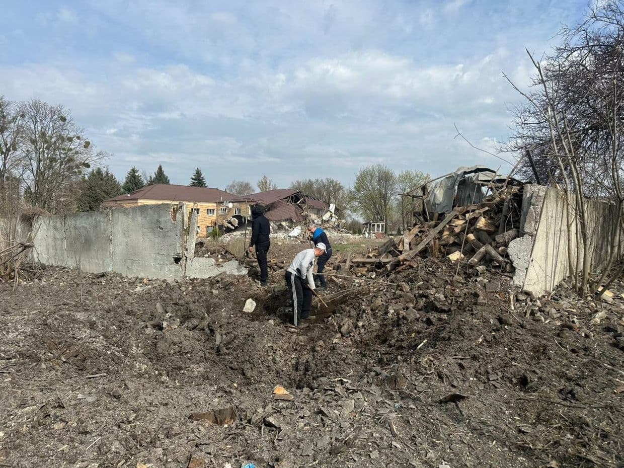 Ліквідація наслідків російського бомбового удару по Краматорську 3 квітня 2026 року. Фото: Краматорська міська рада