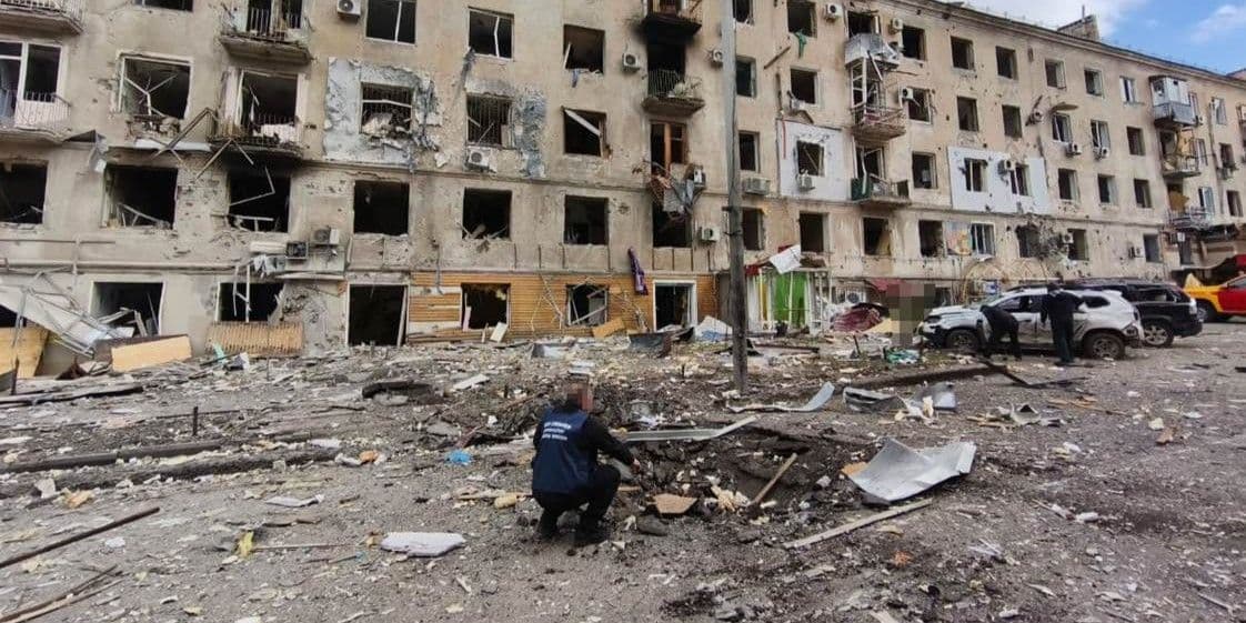 Наслідки російського бомбового удару по середмістю Краматорська 11 квітня 2026 року. Фото: Прокуратура України