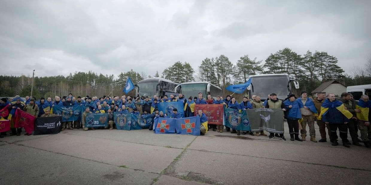 11 квітня до України повернулися бранці Кремля — 175 військових і 7 цивільних. Фото: Telegram/Володимир Зеленський