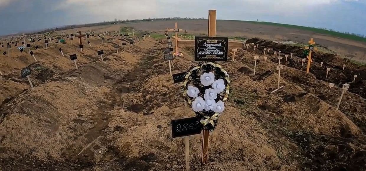 Свіжі могили на кладовищі. Фото: Маріупольська міська рада