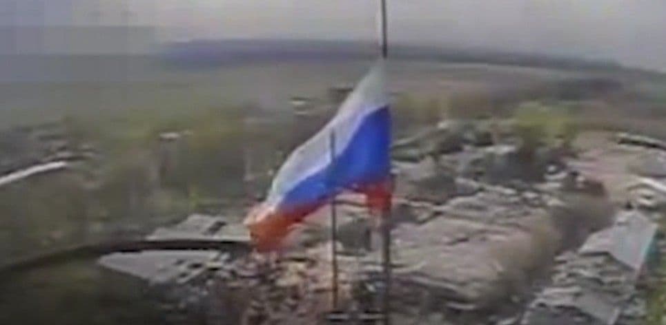 Російський триколор у Костянтинівці. Скриншот з відео бригади "Лють"