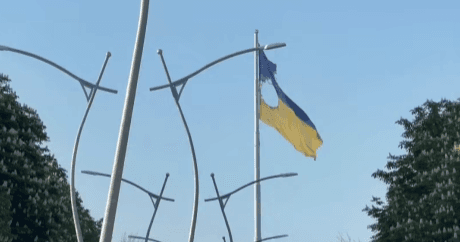 Атакований росіянами Державний Прапор України у Краматорську, 19 травня 2026 року. Скриншот з відео Богдана Зуякова