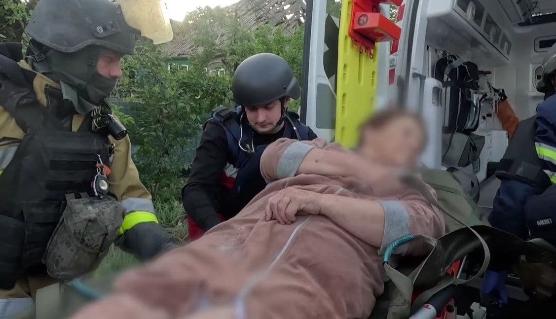 Надання допомоги постраждалій від авіаудару по Малотаранівці 29 травня 2026 року. Фото: ДСНС Донеччини