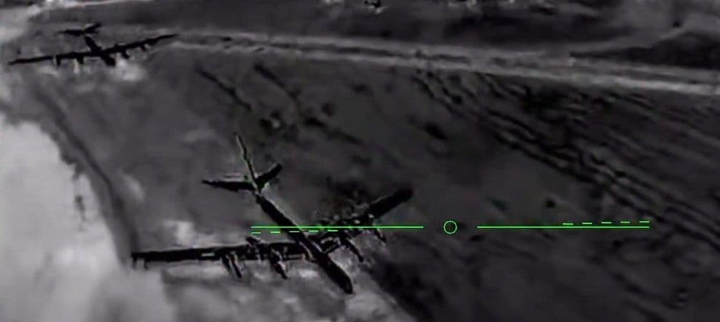 Російські дальні протичовнові літак Ту-142 на військовому аеродромі у Таганрозі. Скриншот з відео СБС