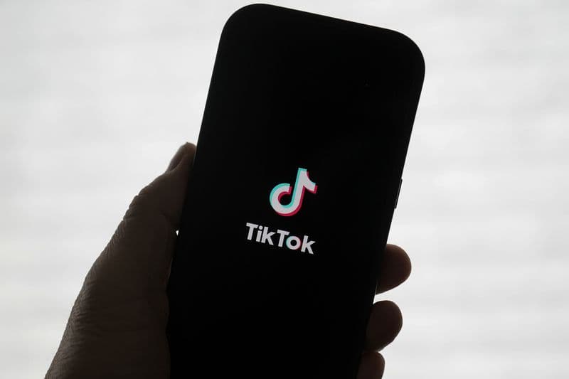 TikTok у смартфоні. Фото: AP/Jeff Chiu