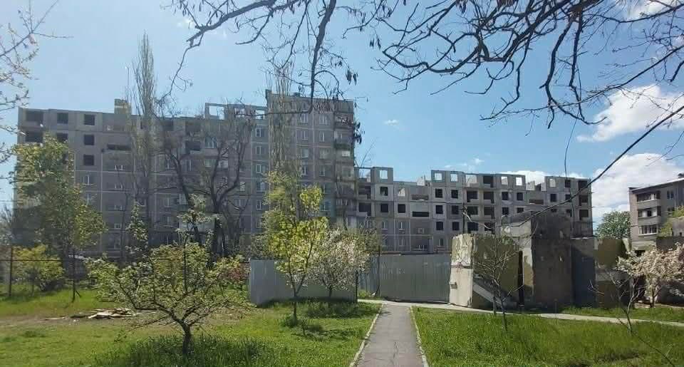 <em>Зруйновані окупантами будинки в Маріуполі на ТОТ Донеччини. Фото: з посту Міськради Маріуполя і Центру вивчення окупації. </em>
