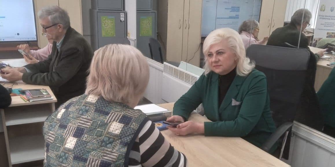На базі Координаційного центру надання допомоги внутрішньо переміщеним особам з Луганщини в Івано-Франківській області, відбувся особистий прийом громадян керівництвом Нижньотеплівської сільської військової адміністрації. Фото: Нижньотеплівська СВА