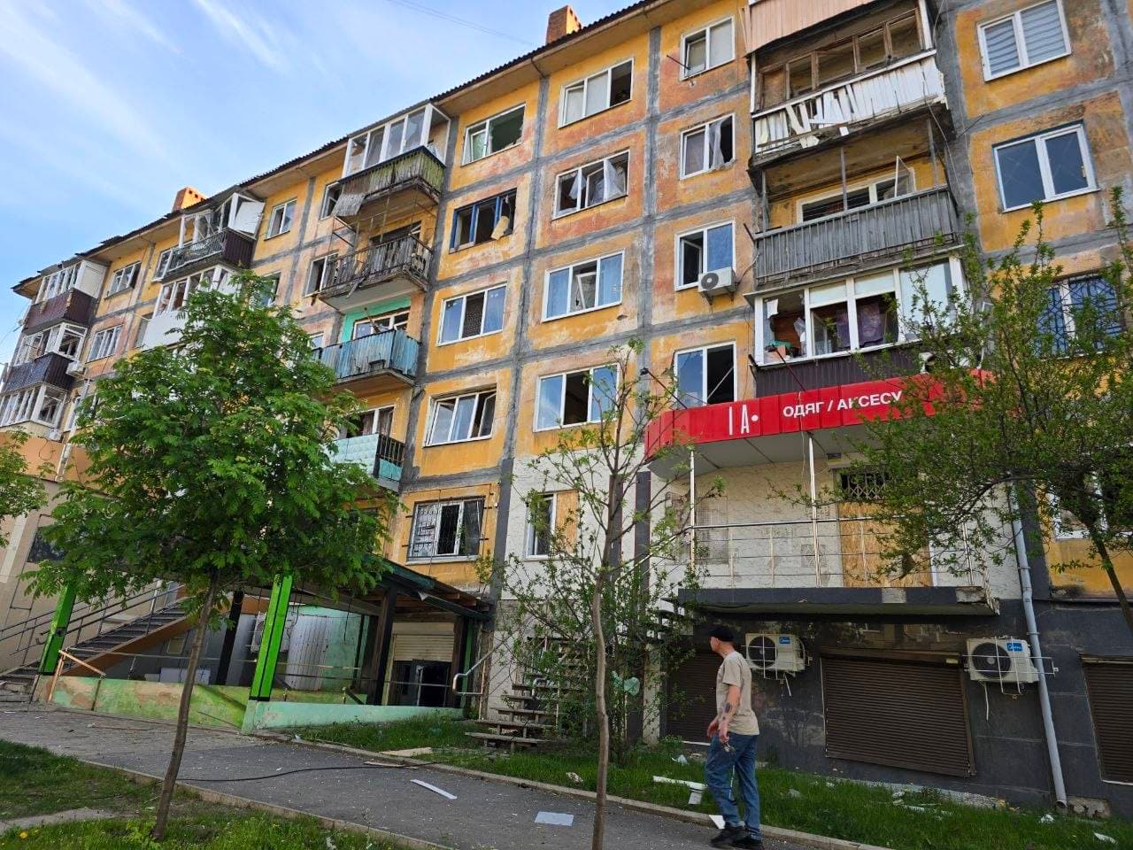 <em>Наслідки бомбової атаки у Краматорську, 5 травня. Фото: з посту Вадима Філашкіна у Фейсбук.</em>