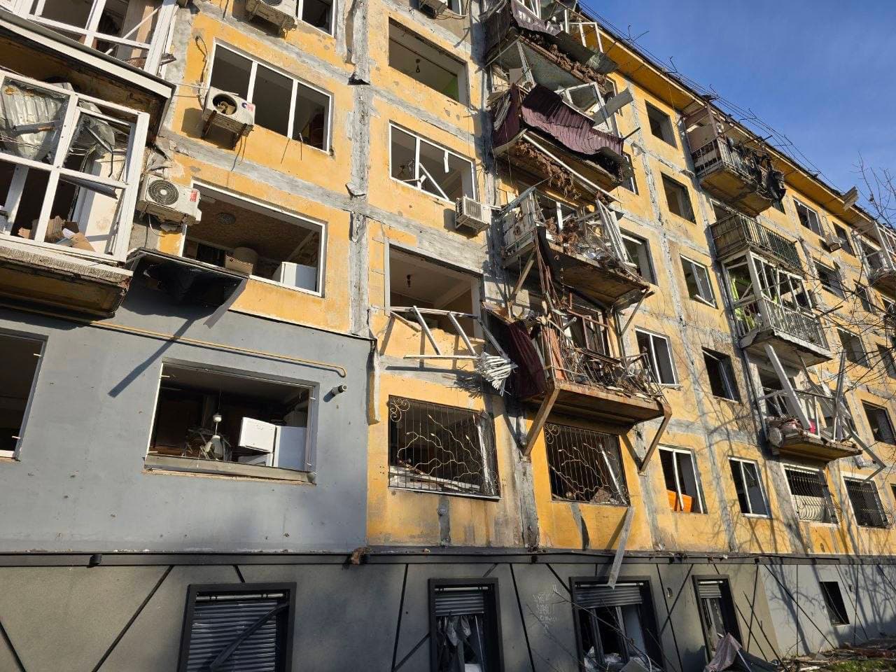 <em>Наслідки бомбової атаки у Краматорську, 5 травня. Фото: з посту Вадима Філашкіна у Фейсбук.</em> 