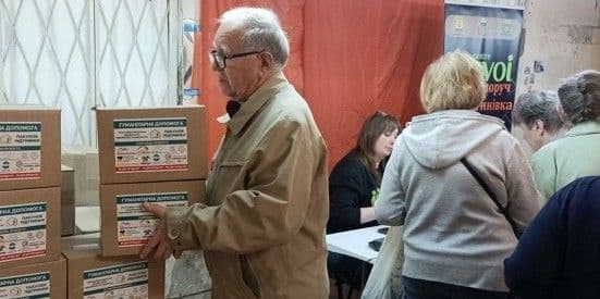 Видача пакунків підтримки для внутрішньо переміщених мешканців Костянтинівської громади у Києві. Фото: Костянтинівська МВА