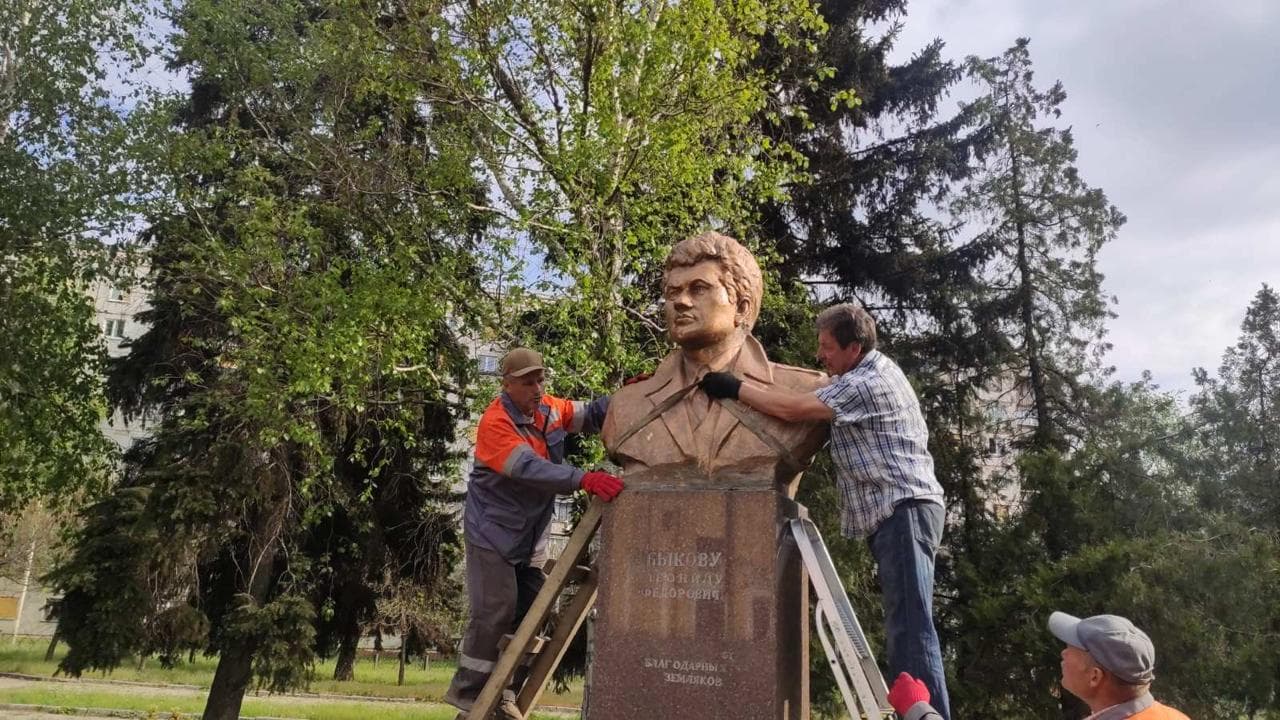 Демонтаж погруддя Леоніду Бикову в Краматорську. Фото: Краматорська міська рада