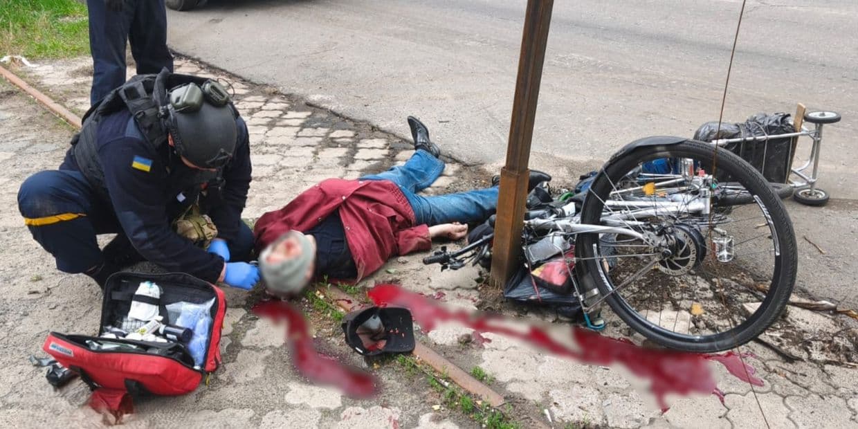 Надання домедичної допомоги пораненому чоловікові в Дружківці, 15 травня 2026 року. Фото: ДСНС Донеччини