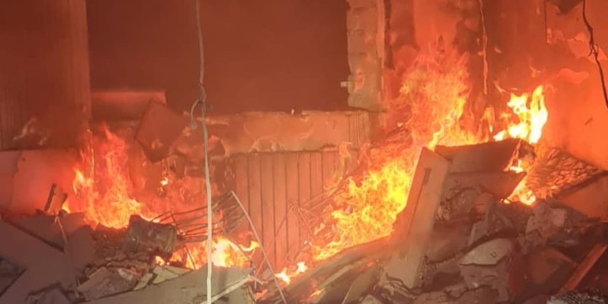 Пожежа на місці російського удару. Фото: ДСНС Донеччини