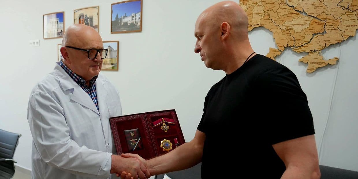 Вадим Філашкін вручає орден "За заслуги" I ступеня Володимиру Климовицькому. Фото: Facebook/Вадим Філашкін