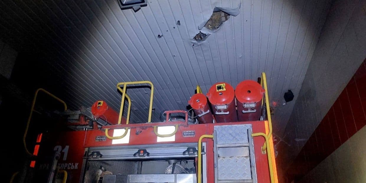 Унаслідок ворожого обстрілу Олександрівки 22 травня 2026 року було пошкоджено пожежно-рятувальну частину. Фото: ДСНС Донеччини