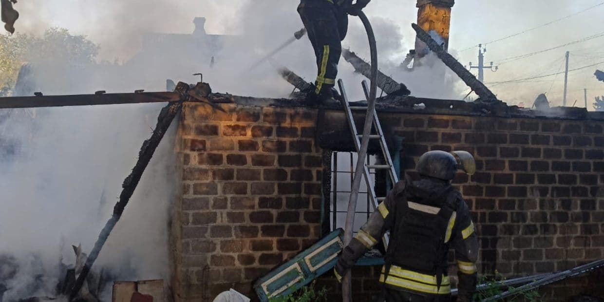 Ліквідація наслідків російського обстрілу. Фото: ДСНС Донеччини