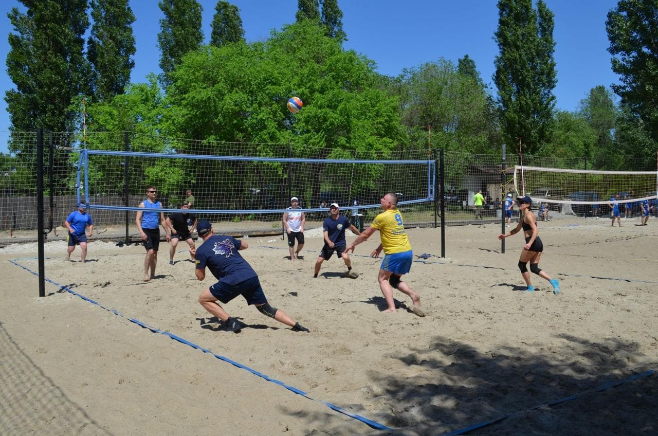 У Дніпрі відбувся Відкритий турнір Маріупольського району з паркового волейболу, присвячений Дню Героїв України. Фото: Facebook/Донецька ОДА