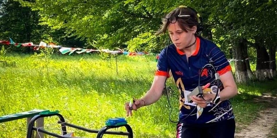 Орина Іванько на чемпіонаті України зі спортивної радіопеленгації серед юнаків на середніх дистанціях. Фото: Управління фізичної культури та спорту Донецької ОДА