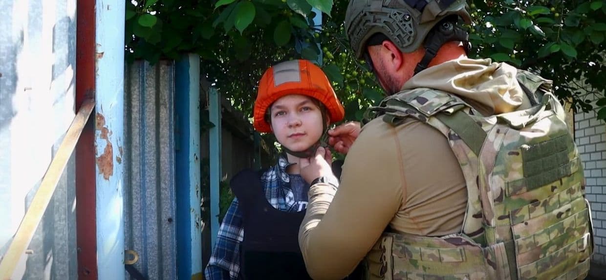 "Білі янголи" вивезли з Дружківки родину з дитиною, дідуся якої вбив снаряд, і літню жінку (фото, відео)