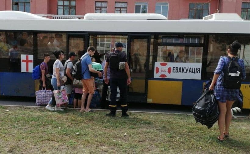 <em>Яку допомогу отримують евакуйовані родини зі Слов’янська. Фото: Головне управління ДСНС України у Донецькій області</em>