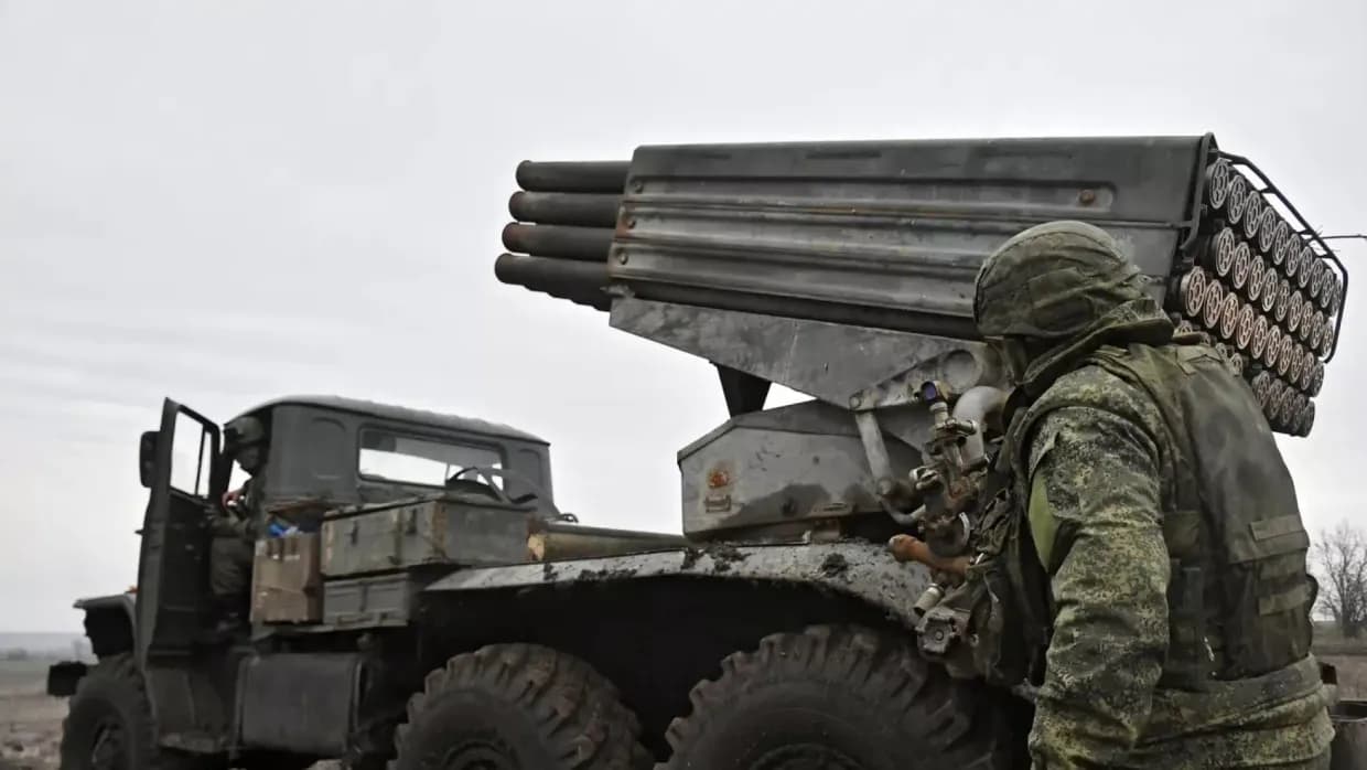 <em>російська реактивна артилерія. Фото <a href="https://armyinform.com.ua/2024/02/21/v-okupantiv-dedali-menshe-rszv-voyuvatymut-didivskymy-metodamy-artyleriyeyu-na-buksyri/">armyinform</a></em>