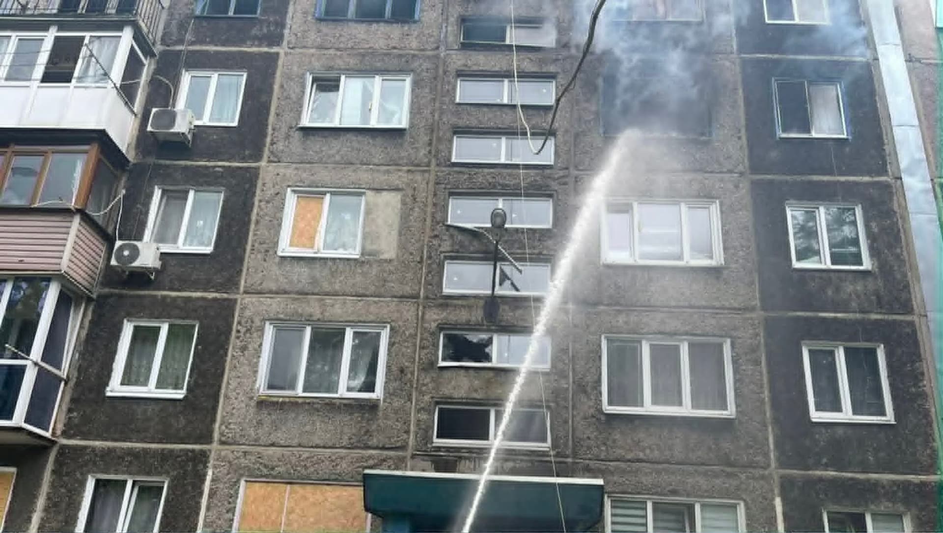 <em>Наслідки удару по Білозерську на Донеччині. Фото: ДСНС</em>